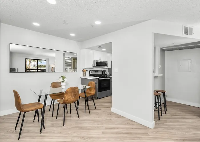Sleek 2br Near Asu, Pool, Grill, Parking,petfrndly Apartment Tempe