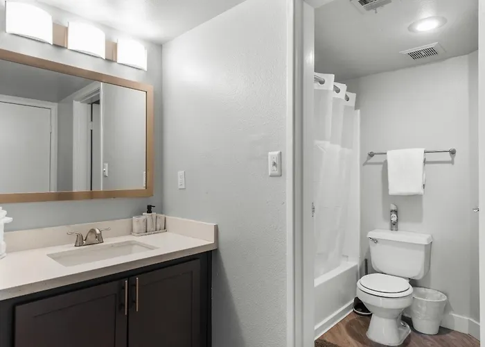 Sleek 2br Near Asu, Pool, Grill, Parking,petfrndly Apartment Tempe