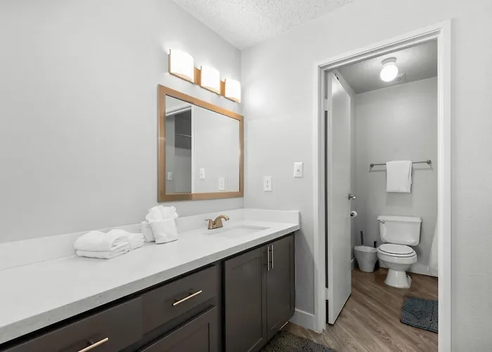 Sleek 2br Near Asu, Pool, Grill, Parking,petfrndly Tempe